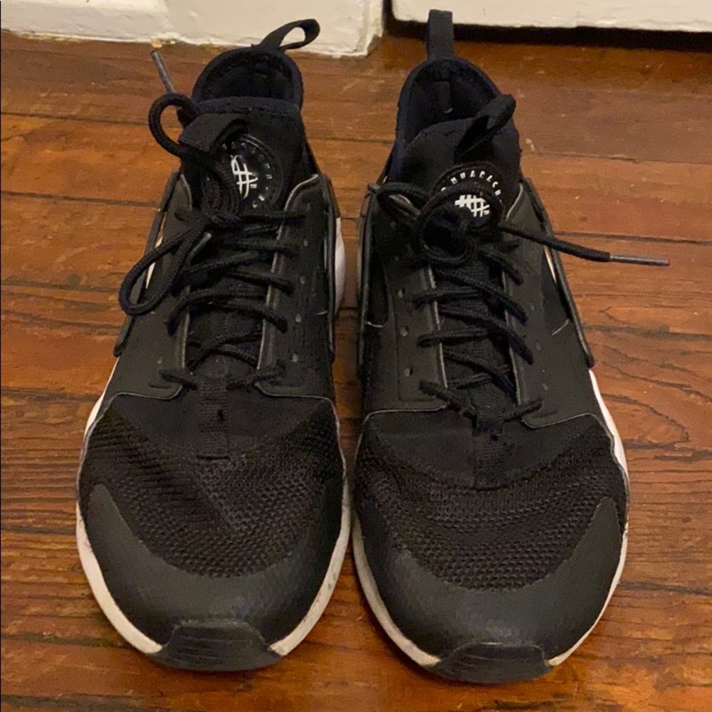 Nike huarache black size 5Y
